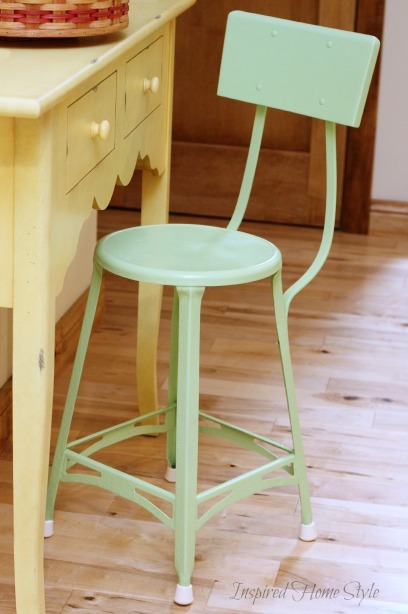 How to Paint a Metal Chair ~ Easy tutorial on How to Spray Paint Furniture